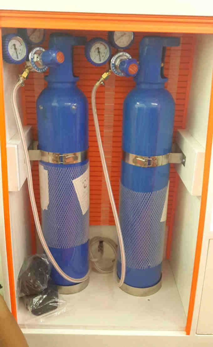 福特V348長軸超人高頂監(jiān)護(hù)型救護(hù)車