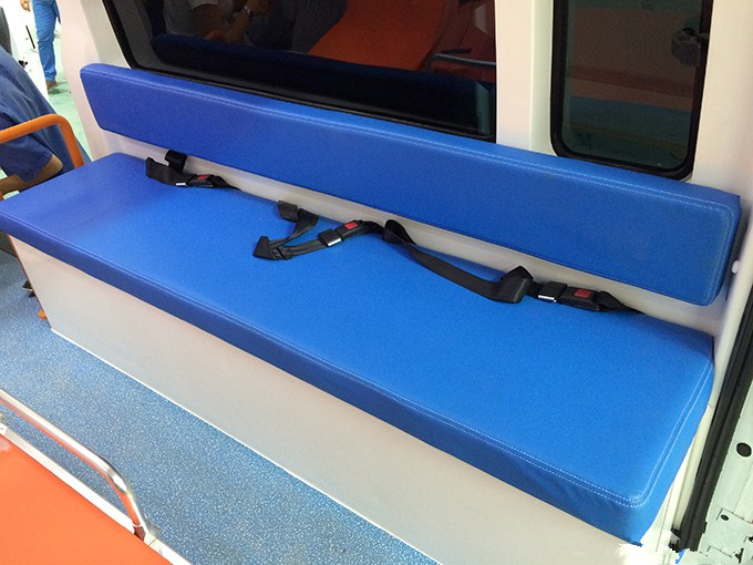 福特V348長軸超人高頂監(jiān)護(hù)型救護(hù)車